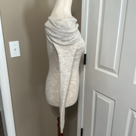 Madewell Alpaca-Blend Off-Shoulder Sweater in Heather Alabaster - Picture 6 of 8